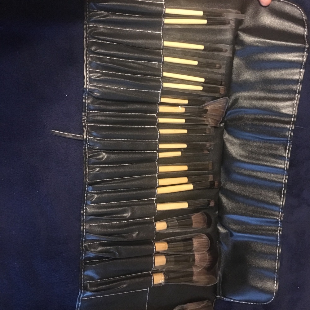 Makeup brush set in faux leather roll up case